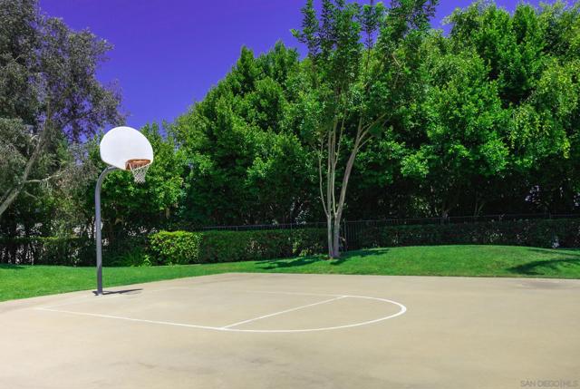 2537 Carriagedale Row, La Jolla CA: https://media.crmls.org/mediaz/7d8b5caf-7e43-4e3e-9544-cc51e6ccfec2.jpg