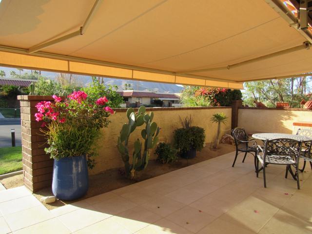 48440 Racquet Lane, Palm Desert CA: https://media.crmls.org/mediaz/7d8b5f7f-18cb-4fff-9b52-db1b36771625.jpg