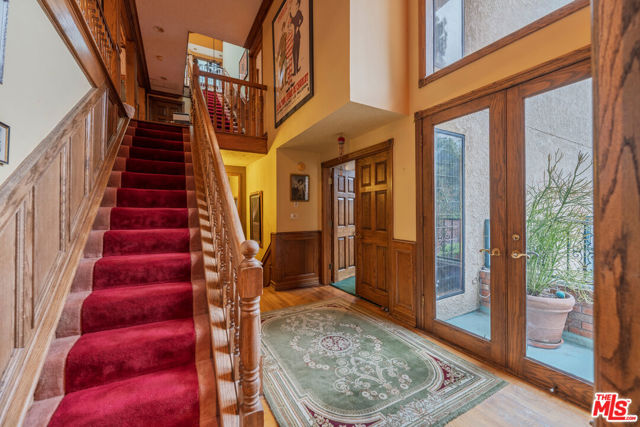 1242 Angelo Drive, Beverly Hills CA: https://media.crmls.org/mediaz/7d8b7b50-1fb9-408b-80f3-7ab0bee4f4e0.jpg
