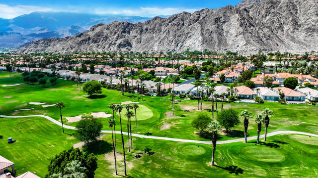 54624 Shoal Creek, La Quinta CA: https://media.crmls.org/mediaz/7d8bd0d6-3c9e-4dab-b95f-505c43a0b9ea.jpg