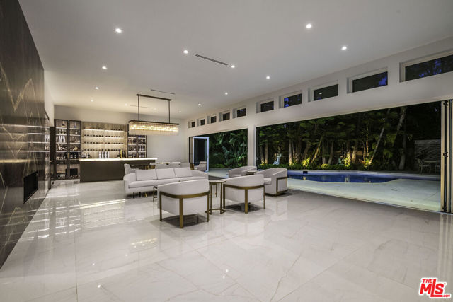 16601 Park Lane Circle, Los Angeles CA: https://media.crmls.org/mediaz/7d8c256a-3301-4aec-ba95-8f9adbda3cfa.jpg