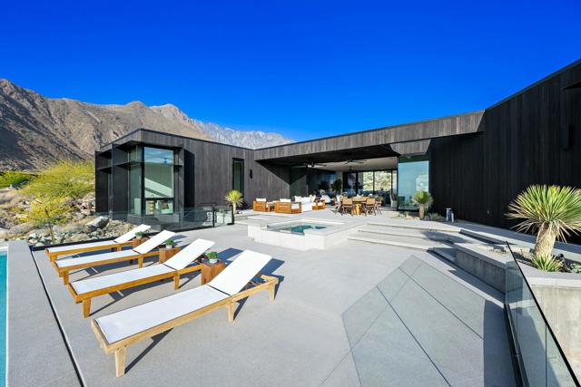2085 Desert Flower Court, Palm Springs CA: https://media.crmls.org/mediaz/7d8c4635-79e8-4582-9280-47c49cc39c13.jpg