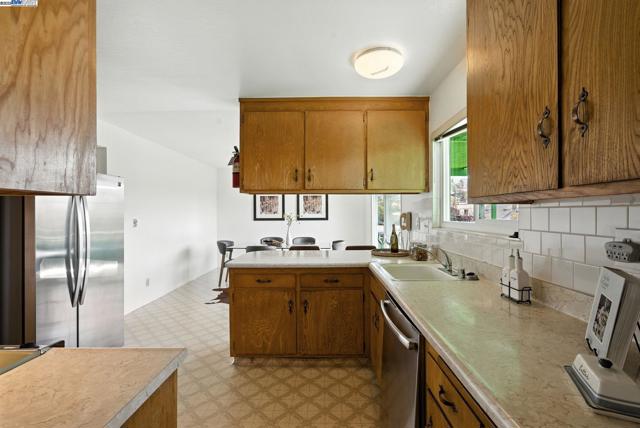 3101 61St Ave, Oakland CA: https://media.crmls.org/mediaz/7d8c5d28-3d54-4399-abb2-33d52cf952ab.jpg