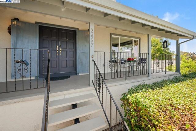 3457 Hackamore Dr, Hayward CA: https://media.crmls.org/mediaz/7d8cca28-437f-4f7f-a187-47ee3a1092d9.jpg
