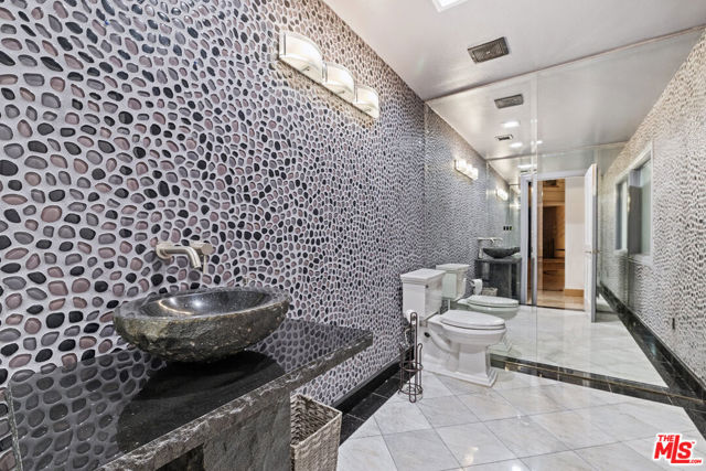 24366 La Masina Court, Calabasas CA: https://media.crmls.org/mediaz/7d8d285e-711e-4ecf-899d-88a01dfefab0.jpg