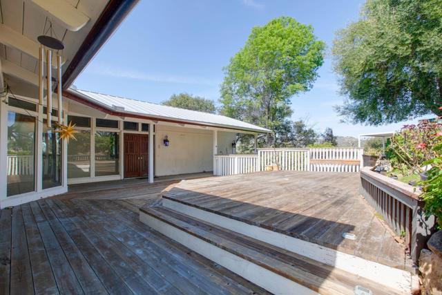 1628 Lone Oak Rd, Vista CA: https://media.crmls.org/mediaz/7d8d2c7b-d0bc-4854-8544-da9fe95b4c77.jpg