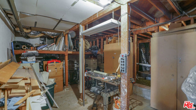275 S Marengo Avenue, Pasadena CA: https://media.crmls.org/mediaz/7d8e4ef8-6898-4ede-beaa-37dc52eea352.jpg