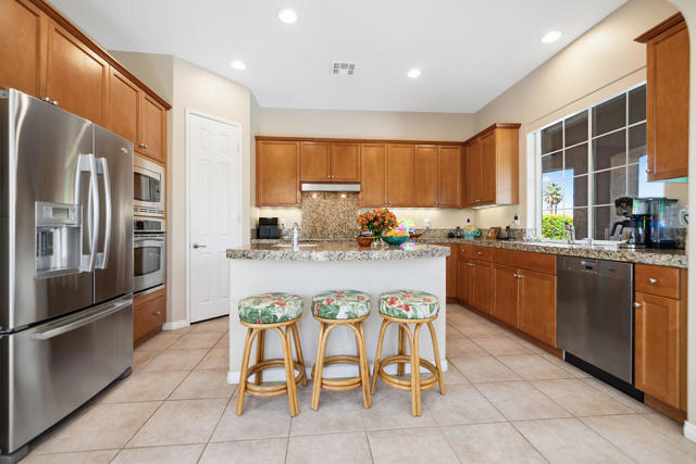 14 Via Santo Tomas Drive, Rancho Mirage CA: https://media.crmls.org/mediaz/7d8ecc2f-3928-4ed9-9621-be0b4a23dc7d.jpg