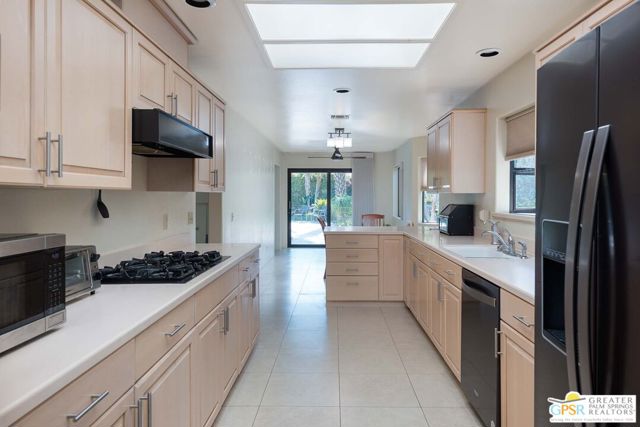 40840 Centennial Circle, Palm Desert CA: https://media.crmls.org/mediaz/7d8ee2ba-0c33-4758-91d5-ef422b1f1f8e.jpg