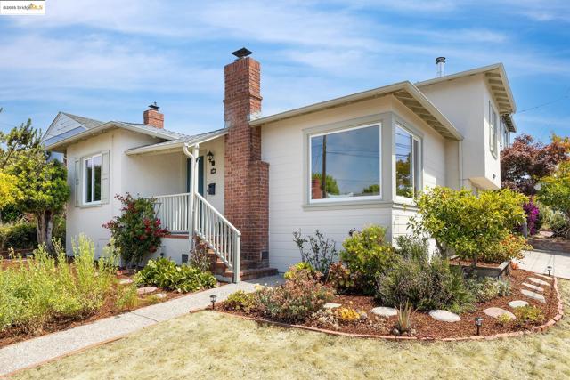 1420 Catherine Dr, Berkeley CA: https://media.crmls.org/mediaz/7d8fea47-60a6-437a-a0ae-b269d3767597.jpg