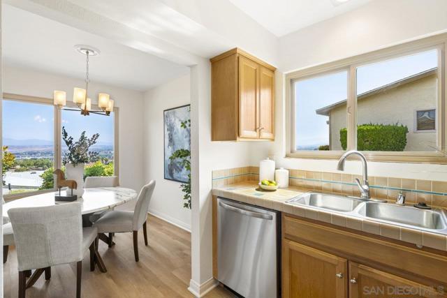 4469 Albatross Way, Oceanside CA: https://media.crmls.org/mediaz/7d906d7c-ec80-44c9-98d8-b7777920536f.jpg