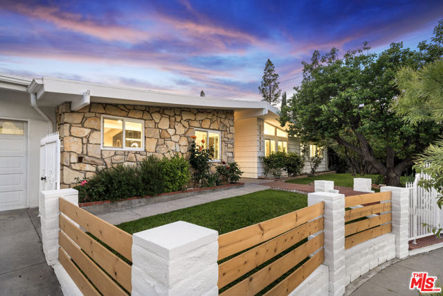 23020 Lita Place, Woodland Hills CA: https://media.crmls.org/mediaz/7d909053-41e5-483d-876a-abb85a8ac13c.jpg