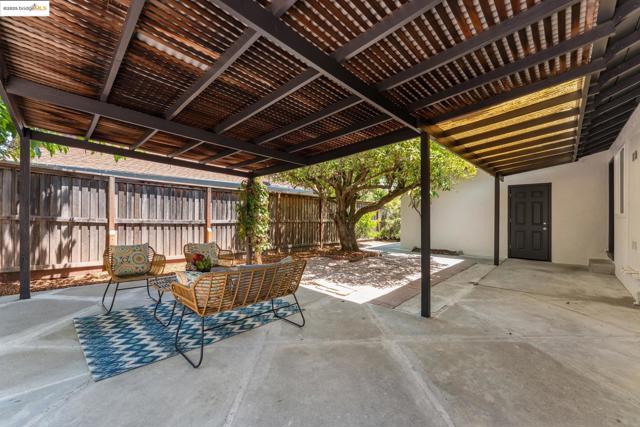 3129 Deseret Dr, Richmond CA: https://media.crmls.org/mediaz/7d909b6f-95ed-4027-9ba5-d284ad8f638d.jpg