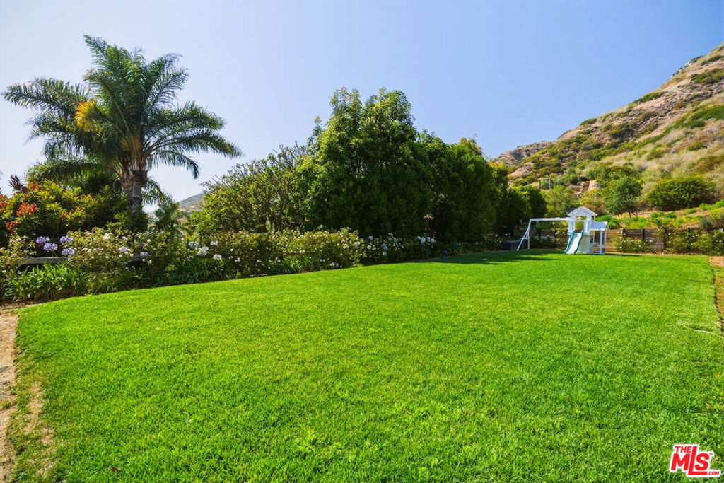 https://media.crmls.org/mediaz/7d921212-04de-4981-9019-c9d4dbabf21e.jpg?preset=X-Large