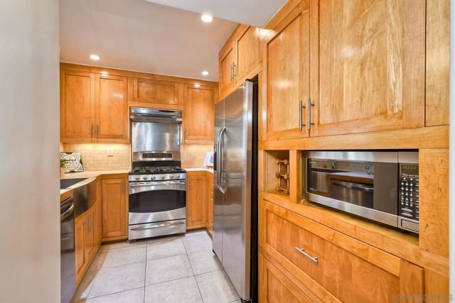 4240 Porte De Palmas, San Diego CA: https://media.crmls.org/mediaz/7d9299b2-f7b9-43c1-80e8-e83e21aa6af1.jpg