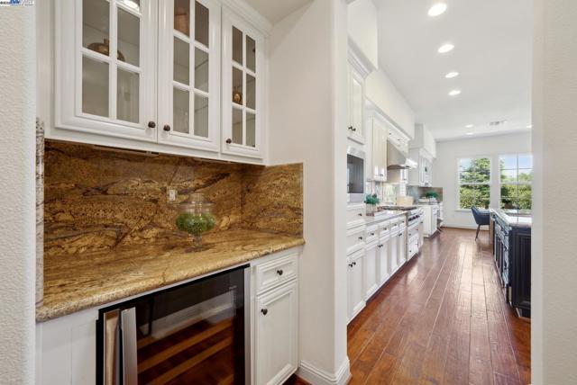 2307 Vineyard Heights Ln, Pleasanton CA: https://media.crmls.org/mediaz/7d92f3f8-46a3-416e-9426-89ec3c5161e1.jpg