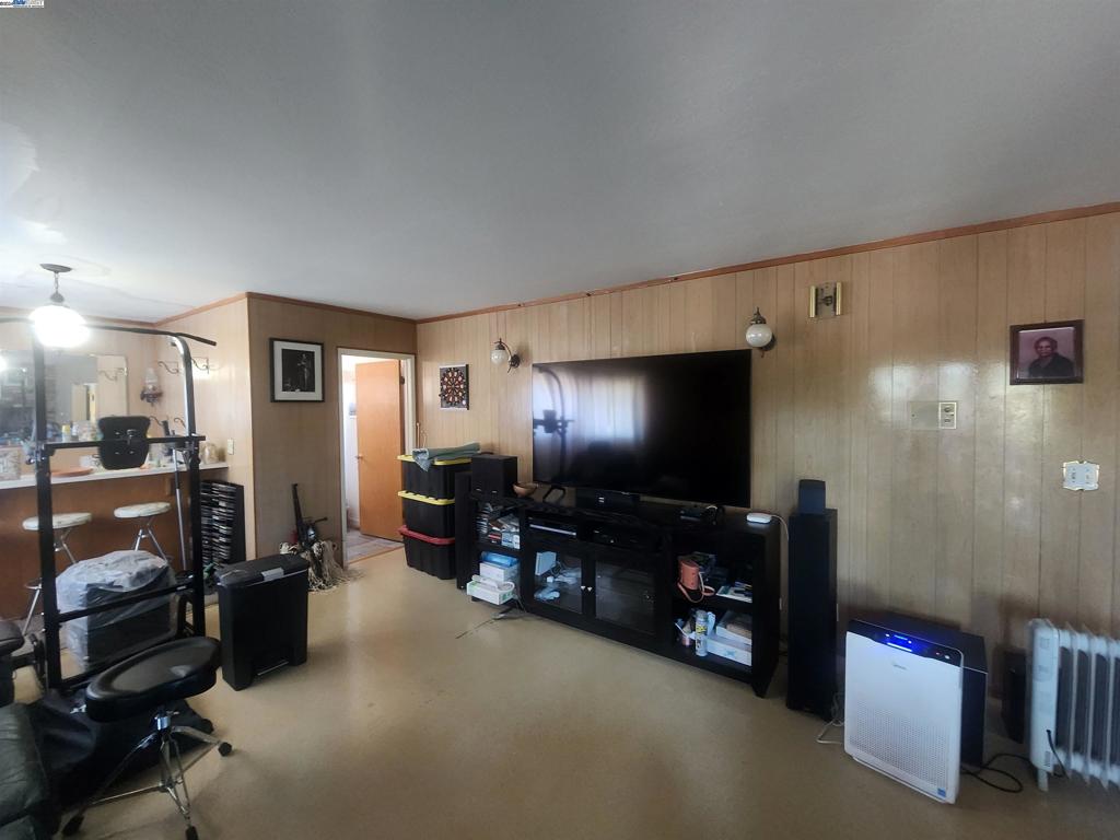 https://media.crmls.org/mediaz/7d940b02-79bf-492a-8ddb-fde933cdf43c.jpg?preset=X-Large