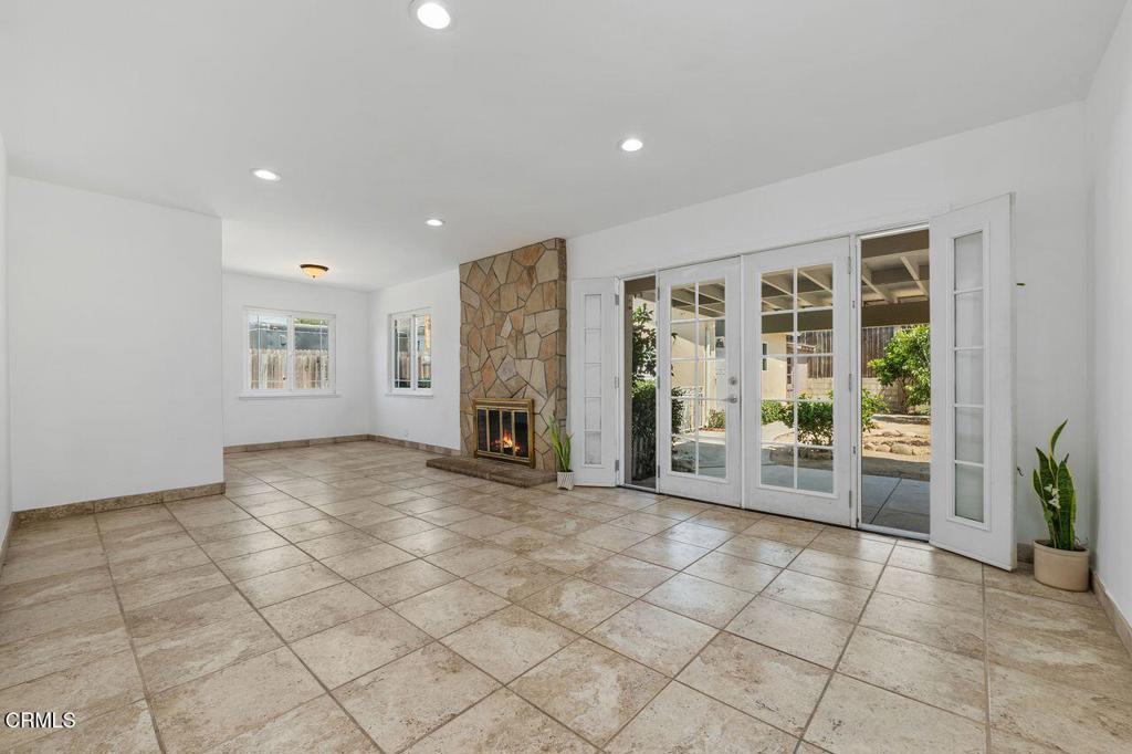https://media.crmls.org/mediaz/7d94b819-39b4-4098-828b-37f0ba0045eb.jpg?preset=X-Large