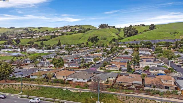 30847 Prestwick Ave, Hayward CA: https://media.crmls.org/mediaz/7d94c524-4a09-444d-8c53-9f920ea70a07.jpg