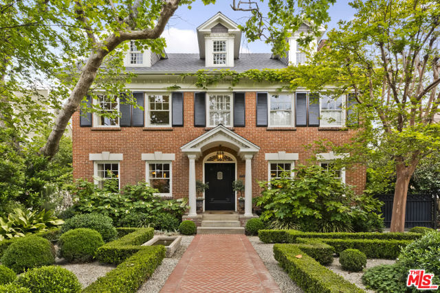 232 N Arden Boulevard, Los Angeles CA: https://media.crmls.org/mediaz/7d94f458-744a-4e6e-81bc-4d175e94012c.jpg