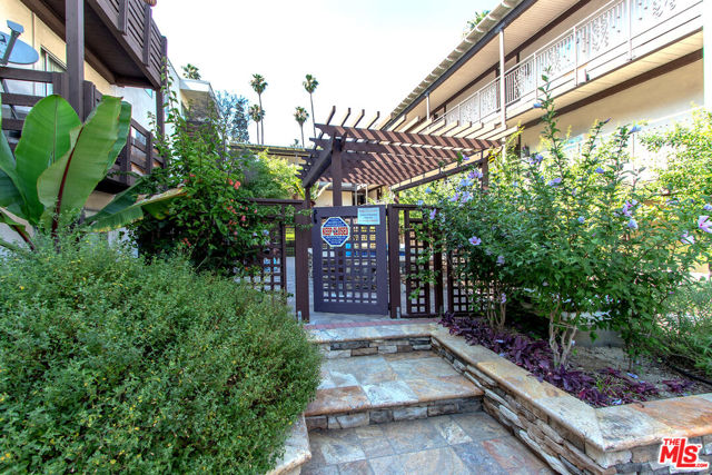 525 S ARDMORE Avenue, Los Angeles CA: https://media.crmls.org/mediaz/7d9539ed-c878-46a5-9cf6-dd16318b8aec.jpg