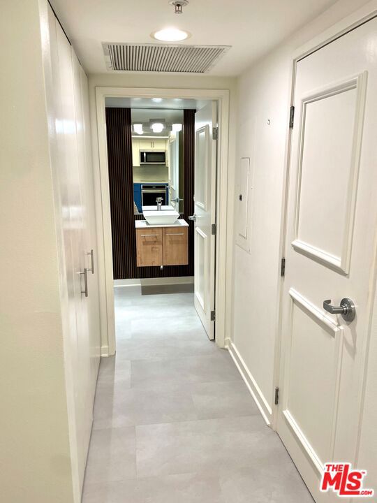13700 Marina Pointe Drive, Marina del Rey CA: https://media.crmls.org/mediaz/7d976941-1e0b-458f-8289-1f69853b8c62.jpg