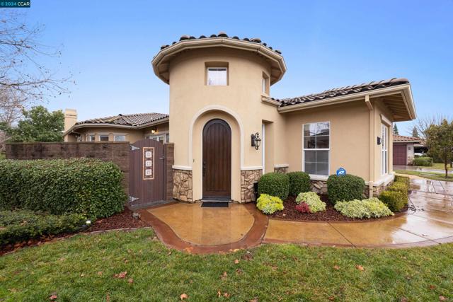 8702 Pasatiempo Circle, Roseville CA: https://media.crmls.org/mediaz/7d984072-ae36-4c9c-9444-0c1357a3d0c0.jpg