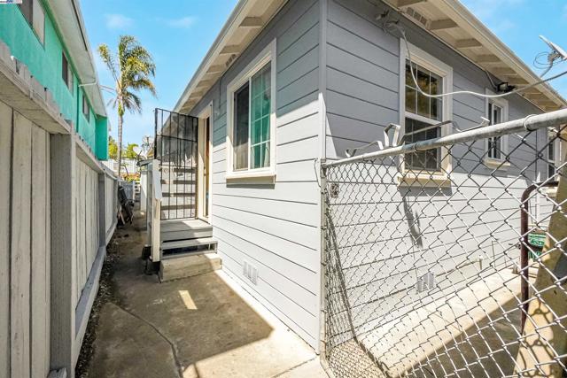 6133 Seminary Ave, Oakland CA: https://media.crmls.org/mediaz/7d98d158-1a86-4e34-a112-6727ea245be4.jpg