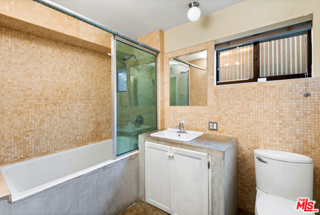 667 Santa Clara Avenue, Venice CA: https://media.crmls.org/mediaz/7d993bba-140d-4b3a-8352-078ff09c050e.jpg