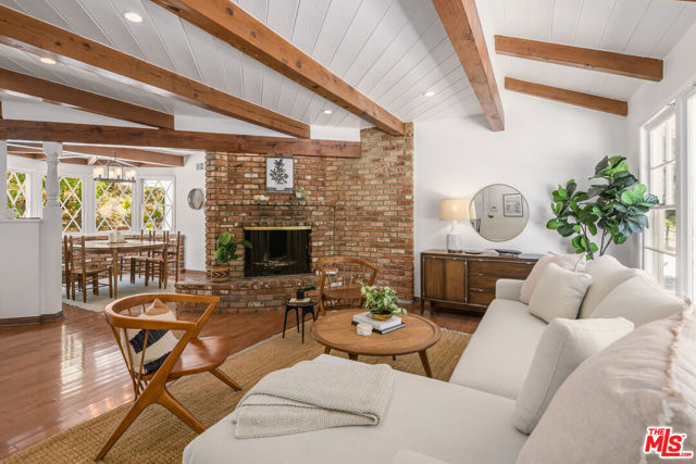 3856 Hayvenhurst Avenue, Encino CA: https://media.crmls.org/mediaz/7d99653d-7a12-4554-81c4-34f72e04dc6b.jpg