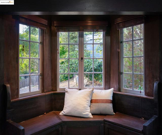 6141 Merriewood Dr, Oakland CA: https://media.crmls.org/mediaz/7d998b43-1e11-4b00-9321-2e041ba4e2eb.jpg