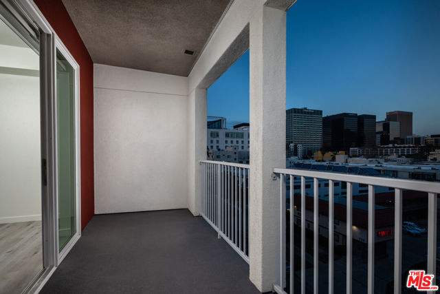 750 S Oxford Avenue, Los Angeles CA: https://media.crmls.org/mediaz/7d99a4cd-75b5-44d0-9f5f-c0207cba37fe.jpg