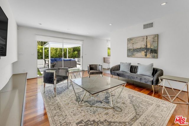 15514 CASIANO Court, Los Angeles CA: https://media.crmls.org/mediaz/7d9b9a77-9375-406e-af3c-45938d42579a.jpg