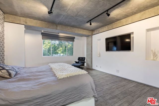 818 N Doheny Drive, West Hollywood CA: https://media.crmls.org/mediaz/7d9b9dc3-049d-472f-8e26-00769b322e4c.jpg