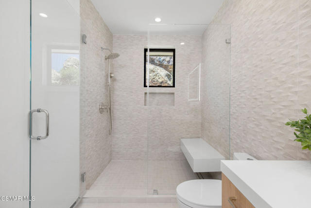 118 Giles Road, Lake Sherwood CA: https://media.crmls.org/mediaz/7d9bb8c5-9da9-4454-9986-5d68e2b64ed7.jpg