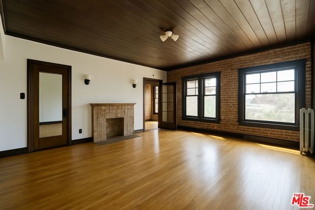 2121 James M Wood Boulevard, Los Angeles CA: https://media.crmls.org/mediaz/7d9becc7-899c-4e5c-ad79-e7b4956accd6.jpg