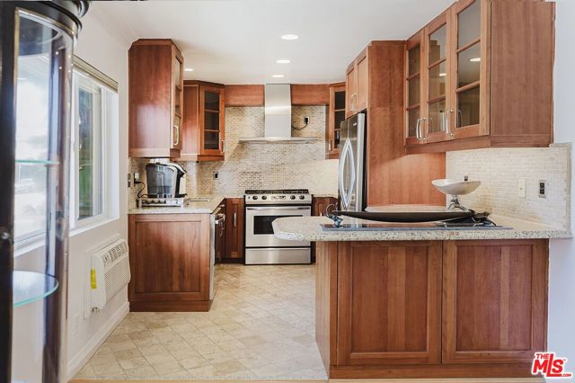 1154 S Barrington Avenue, Los Angeles CA: https://media.crmls.org/mediaz/7d9ceac3-c1dc-4db5-b0a3-a8f85c7a68ed.jpg