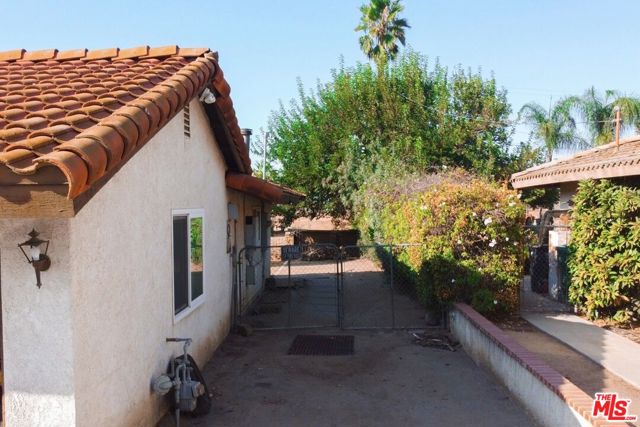 16065 Porter Avenue, Riverside CA: https://media.crmls.org/mediaz/7d9d8b3d-bbaa-49a7-abd0-cbc436d03a6a.jpg