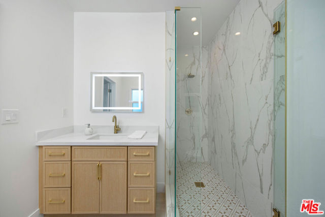 832 S Plymouth Boulevard, Los Angeles CA: https://media.crmls.org/mediaz/7d9da71f-ec65-4450-b789-35b6994dd10b.jpg