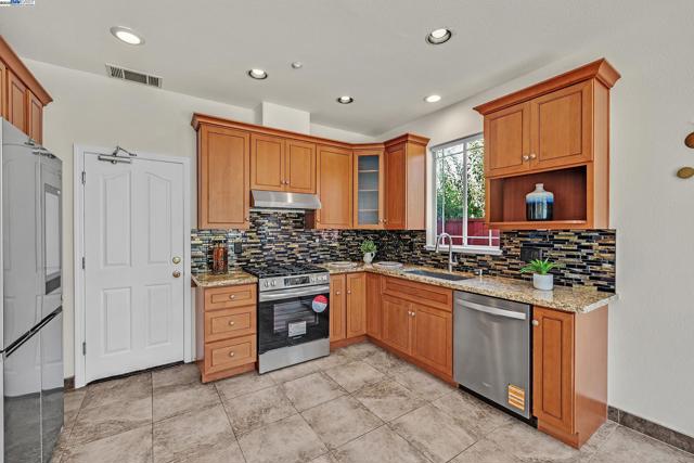 100 Arroyo Ct, Union City CA: https://media.crmls.org/mediaz/7d9e1da5-d7be-49f5-9771-82dd9410d11e.jpg