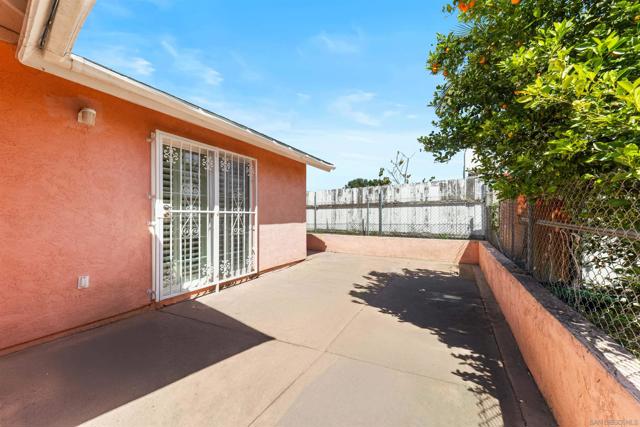 1095 Stillwell Ave, San Diego CA: https://media.crmls.org/mediaz/7d9ed75c-fe6e-430b-b6f0-08eb569fe6c1.jpg