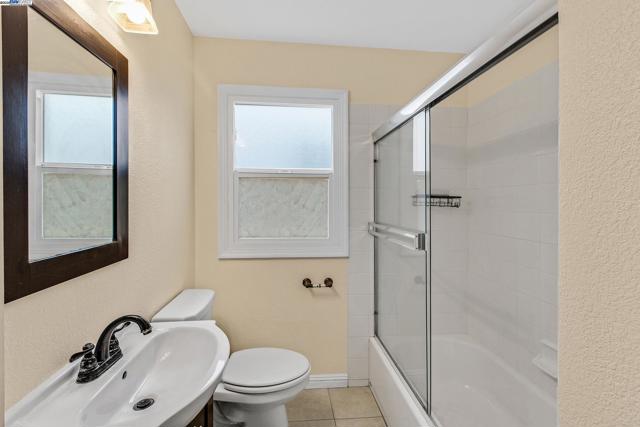 22013 Queen St, Castro Valley CA: https://media.crmls.org/mediaz/7d9fdee5-3f6c-42ac-8446-d2aa2f25181e.jpg