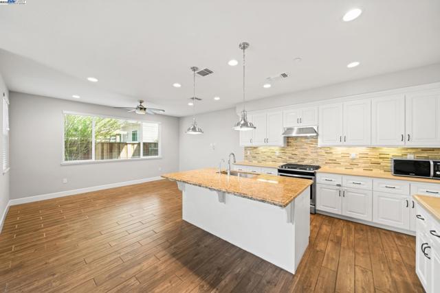 8563 Schooner Way, Newark CA: https://media.crmls.org/mediaz/7da0285f-43ea-4da4-8082-cdedacc61f8b.jpg
