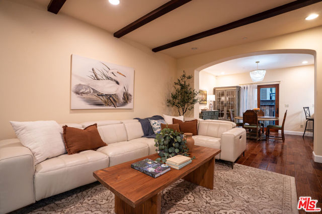 1331 N Sycamore Avenue, Los Angeles CA: https://media.crmls.org/mediaz/7da096b3-cd99-4030-ad04-eddf53b264d6.jpg