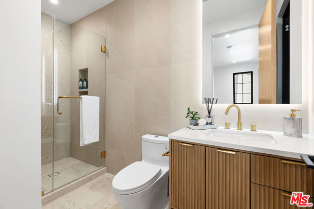 2565 Patricia Avenue, Los Angeles CA: https://media.crmls.org/mediaz/7da0bee7-23d9-44d6-83a8-8a407d9c0204.jpg