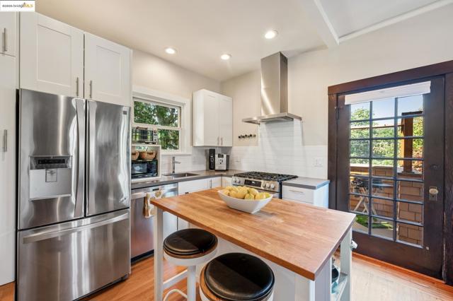 485 Hardy St, Oakland CA: https://media.crmls.org/mediaz/7da0d625-b9ba-4968-b5ee-9e48c4112ce7.jpg
