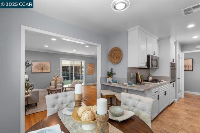 5555 Alabama Dr, Concord CA: https://media.crmls.org/mediaz/7da103ec-db35-4ee1-a279-37e422d5df0b.jpg