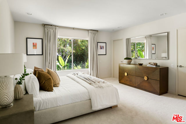 811 N Hillcrest Road, Beverly Hills CA: https://media.crmls.org/mediaz/7da261a9-a1f5-477e-ac10-a582f84ecc93.jpg