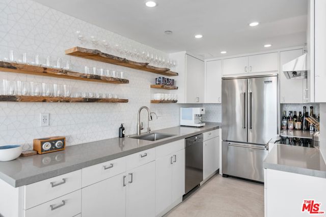 201 Ocean Avenue, Santa Monica CA: https://media.crmls.org/mediaz/7da32417-36d0-43cd-b393-c217378d100a.jpg