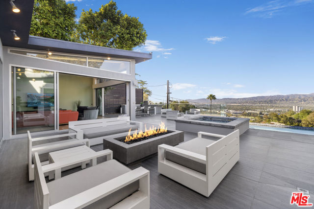 7275 Mulholland Drive, Los Angeles CA: https://media.crmls.org/mediaz/7da3699d-3588-4925-8382-e25c47e02f56.jpg